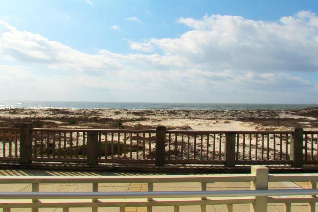 Bristol 710-endless Views W/ Wrap Around Balcony Apartment *