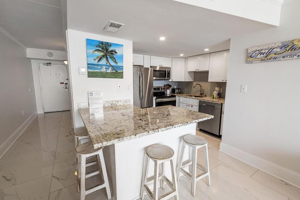 Island Winds East: Renovated Beachfront Near Hangout Holiday home