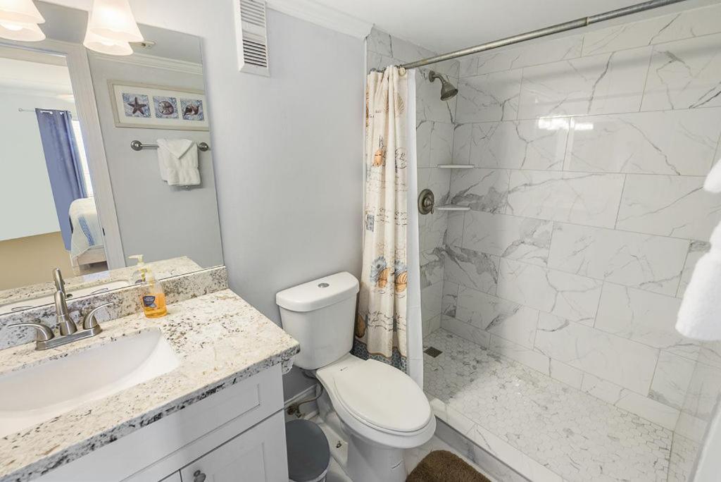 Holiday home Island Winds East: Renovated Beachfront Near Hangout