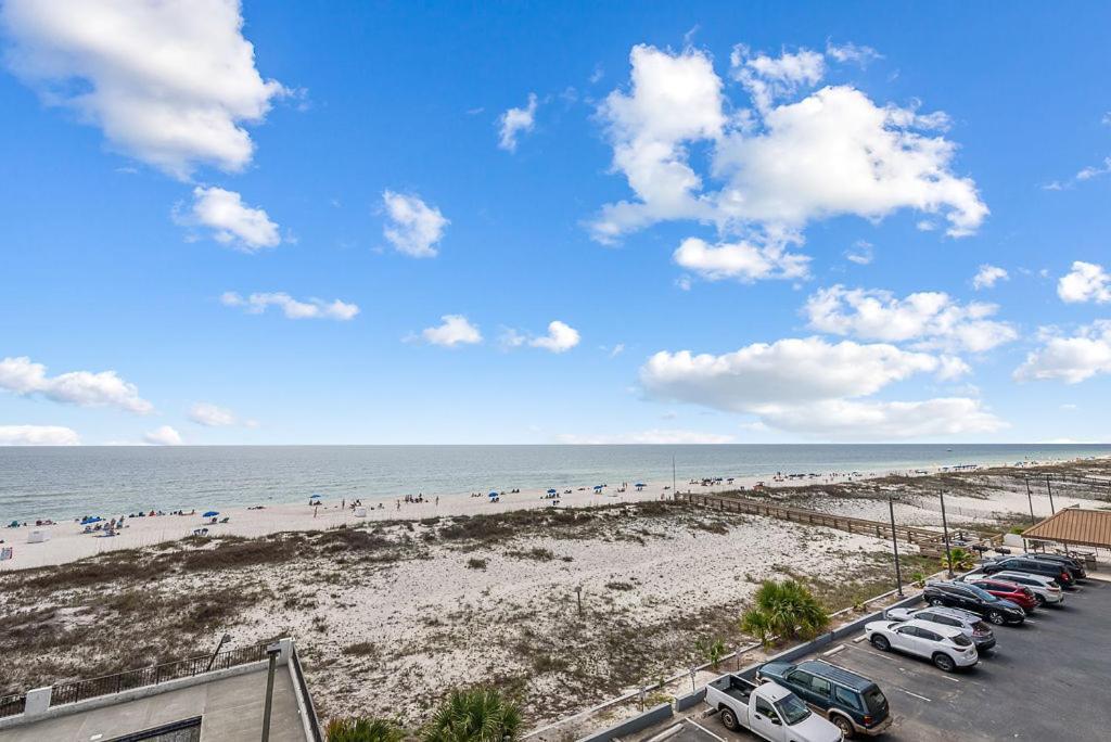 Island Winds East: Renovated Beachfront Near Hangout Holiday home