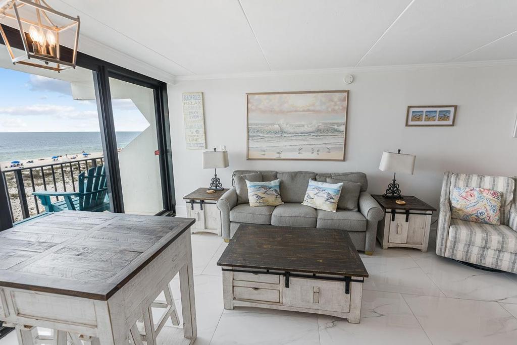 Island Winds East: Renovated Beachfront Near Hangout
