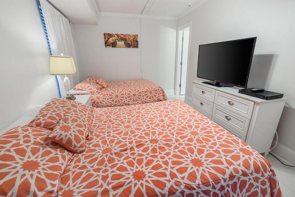 Island Winds East: Renovated Beachfront Near Hangout