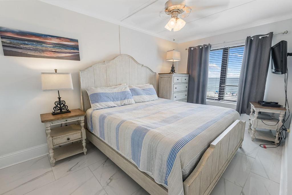 Holiday home Island Winds East: Renovated Beachfront Near Hangout