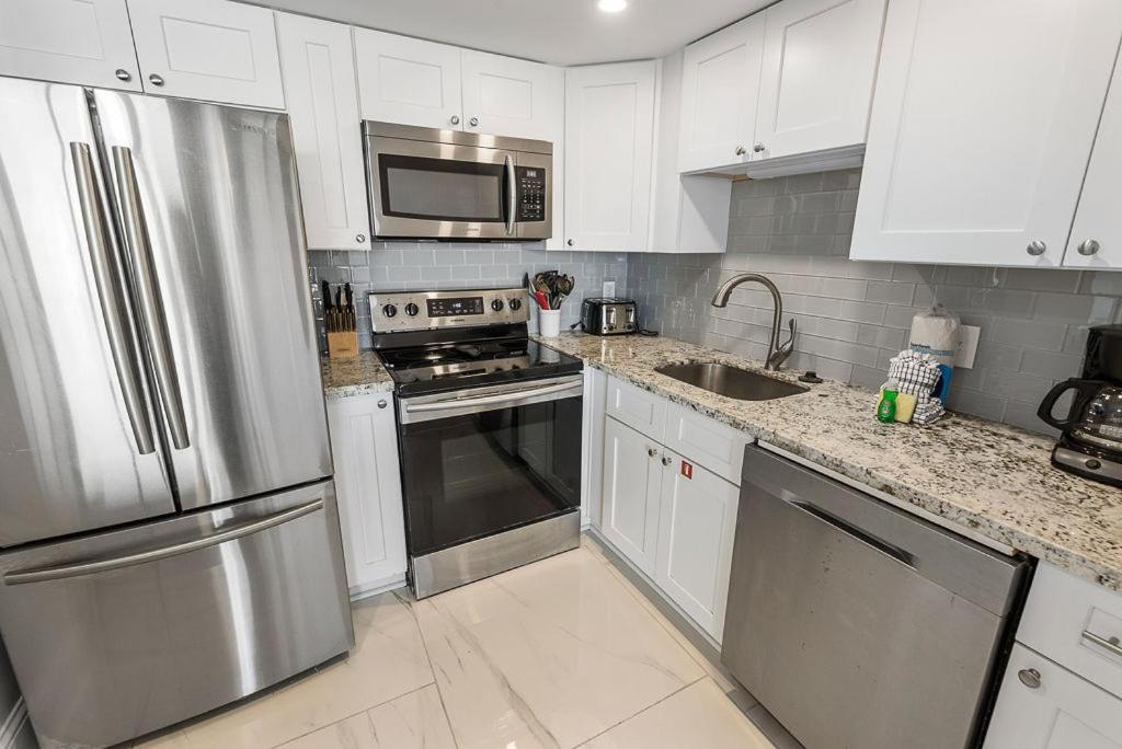 Island Winds East: Renovated Beachfront Near Hangout