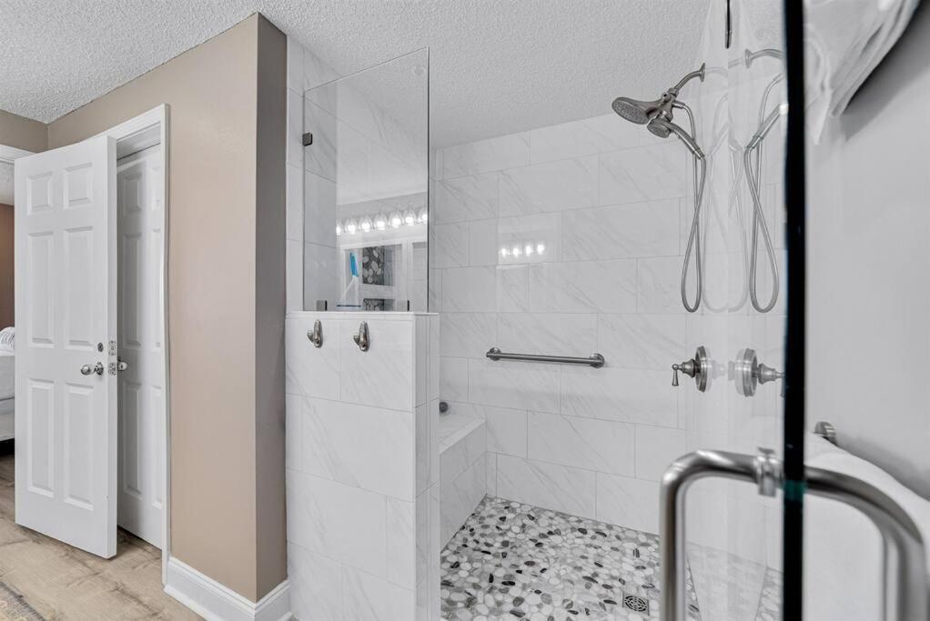 Club B1701-new Rental- Gorgeous Corner Unit Apartment *