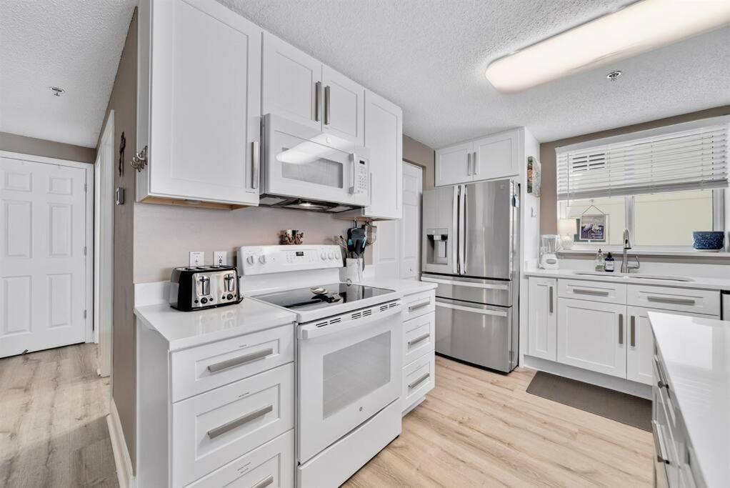 Club B1701-new Rental- Gorgeous Corner Unit *