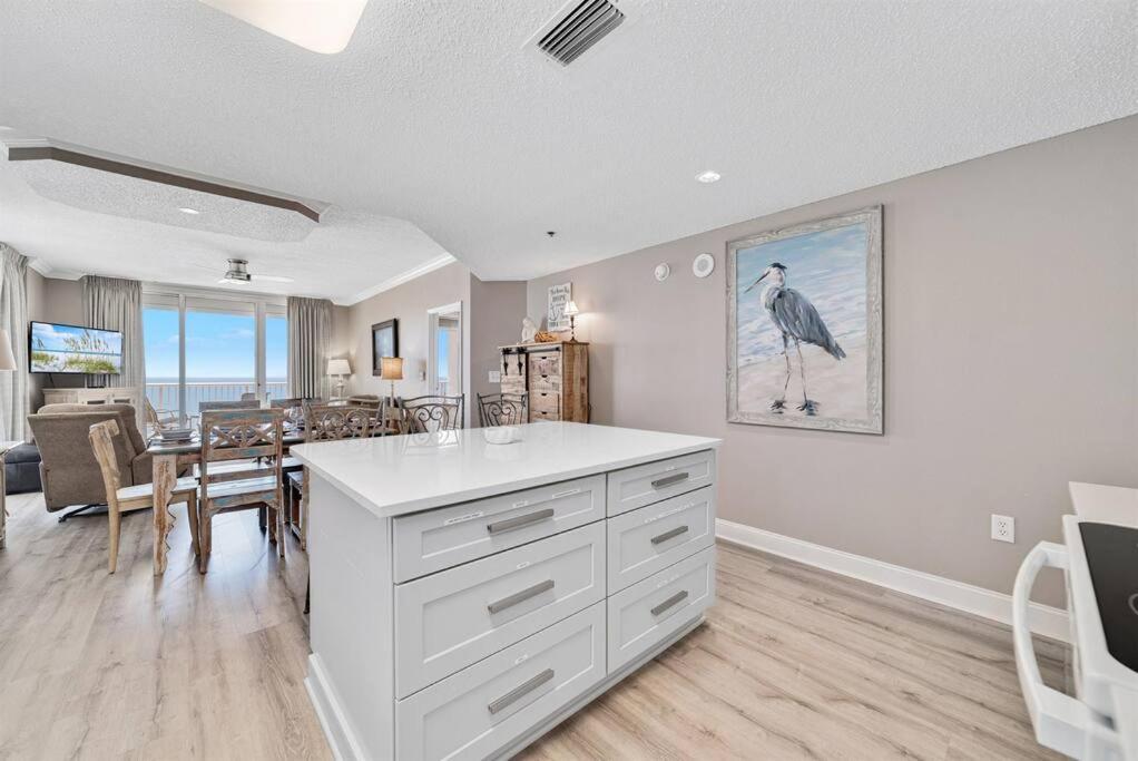 Club B1701-new Rental- Gorgeous Corner Unit Apartment *