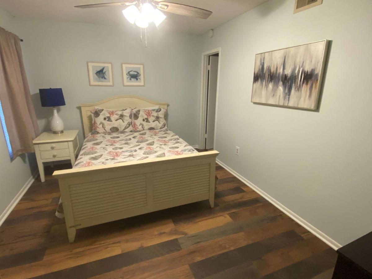 Holiday home Island Winds West: Beachfront Retreat With Hangout Access *
