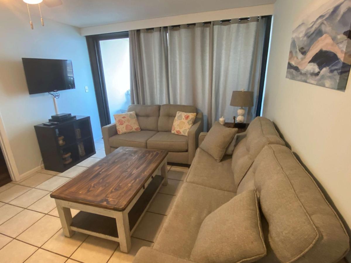 Island Winds West: Beachfront Retreat With Hangout Access Holiday home *
