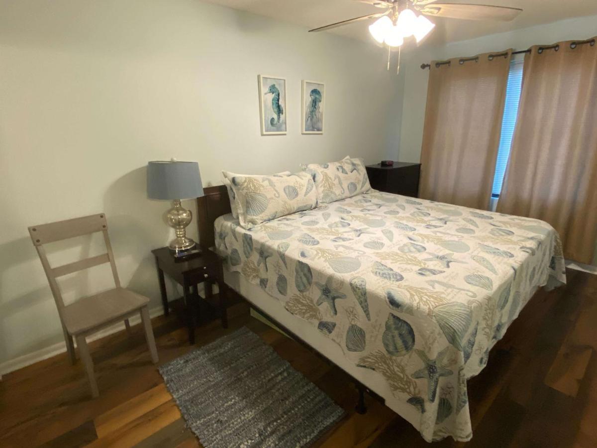 Holiday home Island Winds West: Beachfront Retreat With Hangout Access *