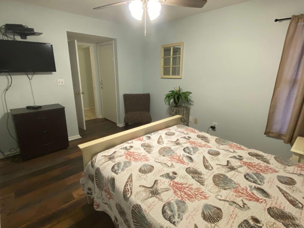 Holiday home Island Winds West: Beachfront Retreat With Hangout Access