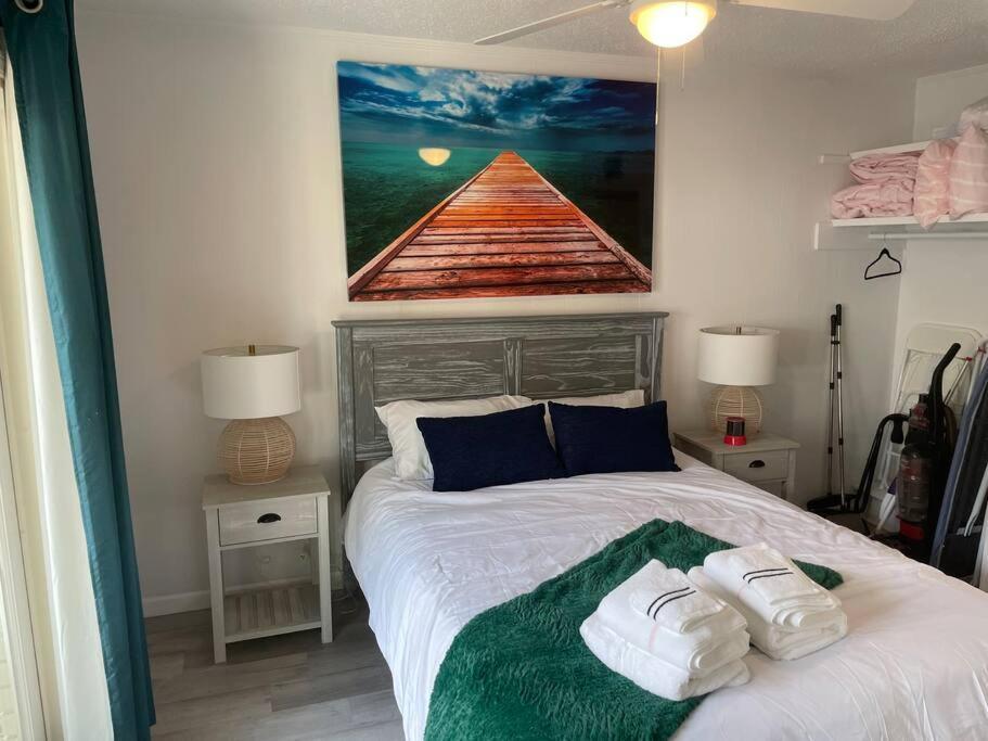 Getaway Steps Away From The Pool! Apartment
