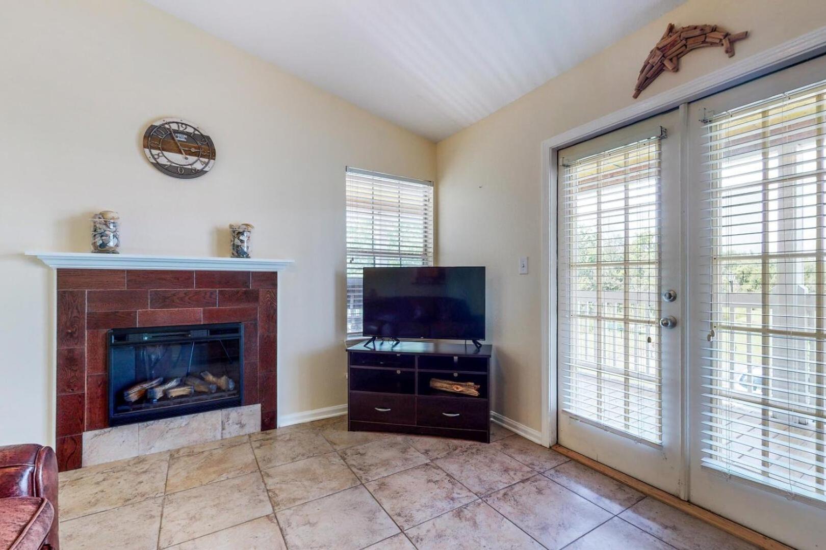 Holiday home 3b/2b W/ Pool & Tennis Court, Sleeps 6