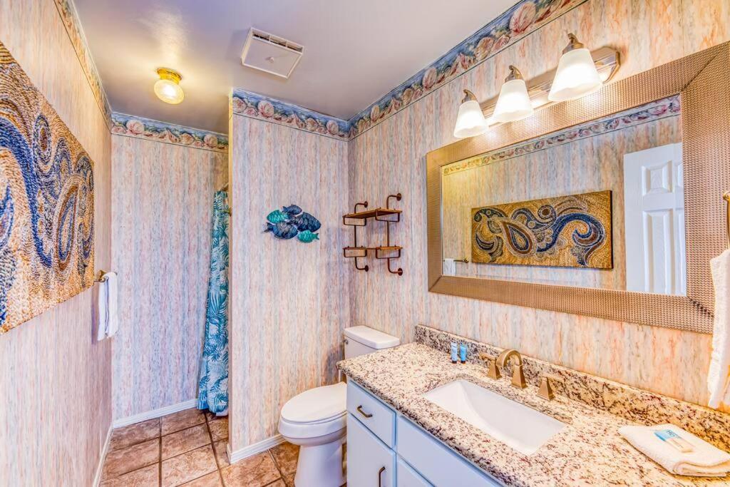 Comfy ~ Steps Away From The Beach! Apartment