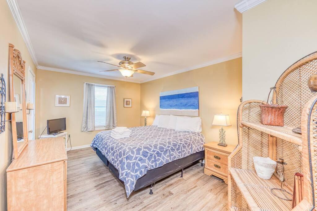 Apartment Comfy ~ Steps Away From The Beach!