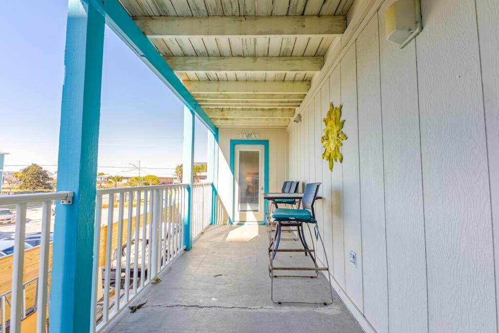 Comfy ~ Steps Away From The Beach!