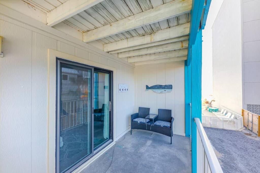 Comfy ~ Steps Away From The Beach! Apartment