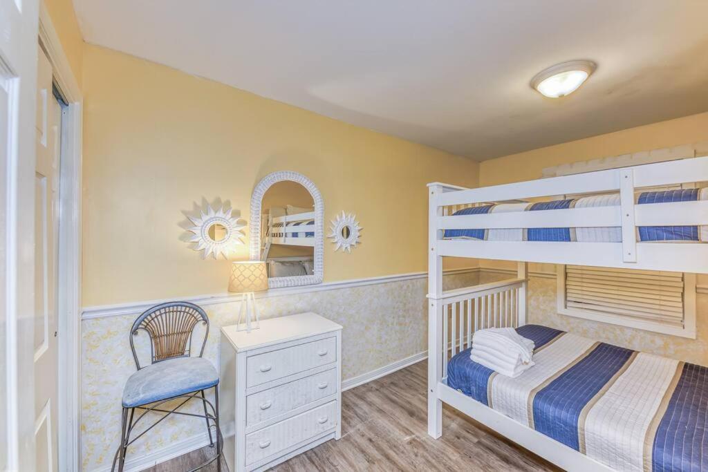 Comfy ~ Steps Away From The Beach!