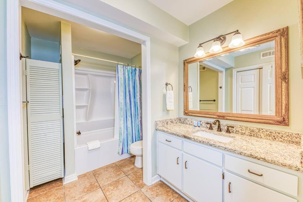 Comfy ~ Steps Away From The Beach! Apartment *