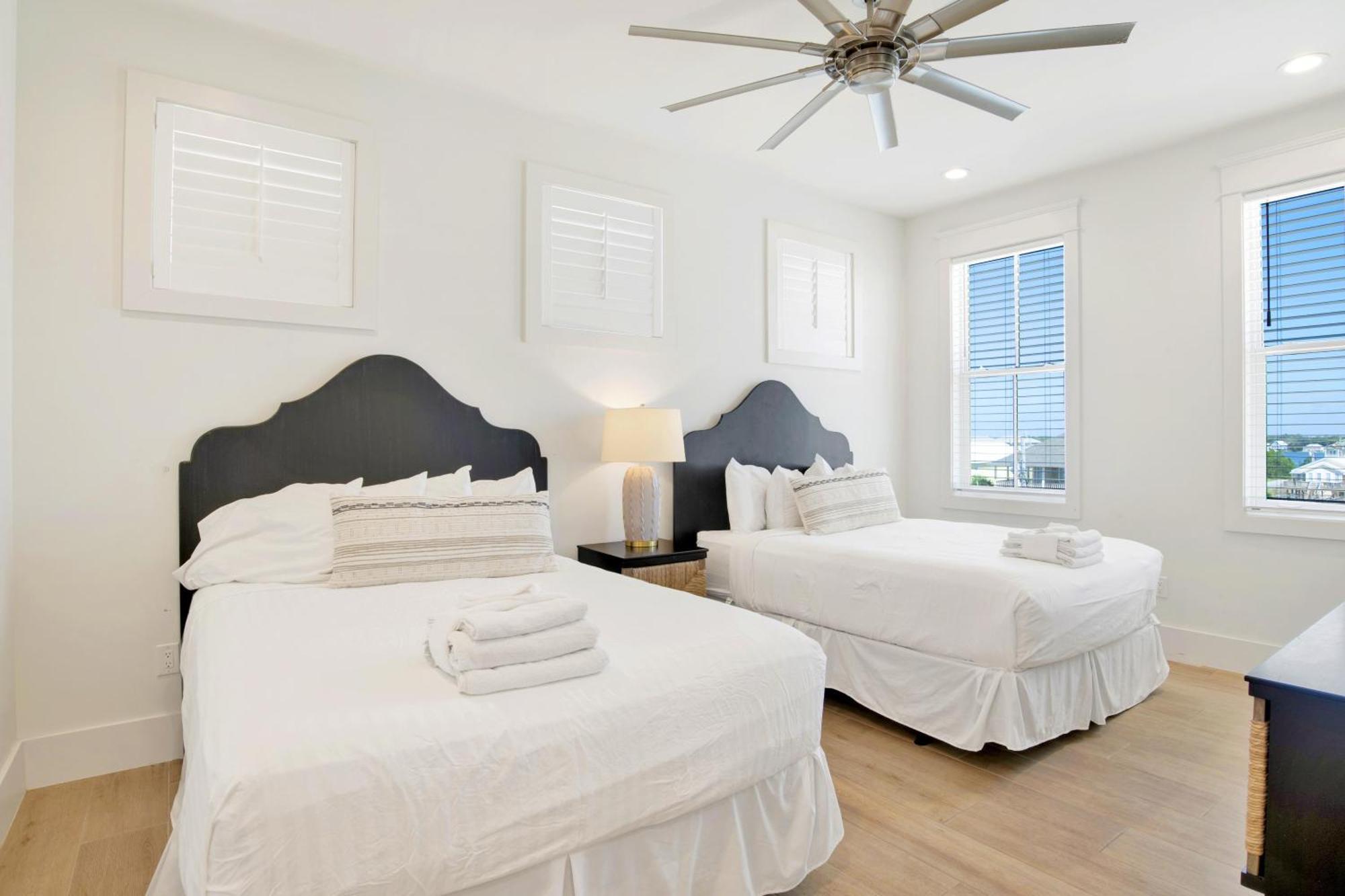 Seaside West 12 Bdrm, 11,5 Bath, Private Pools, Sleeps 36 Holiday home