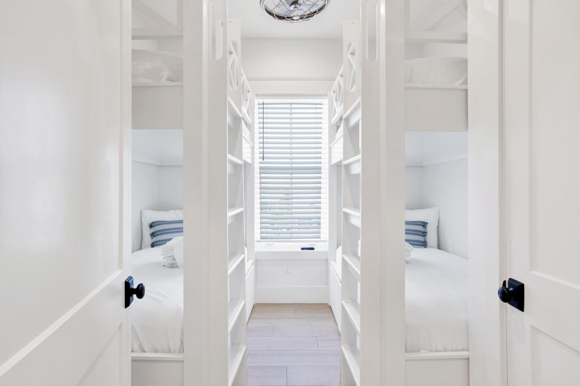 Seaside West 12 Bdrm, 11,5 Bath, Private Pools, Sleeps 36 Holiday home Gulf Shores