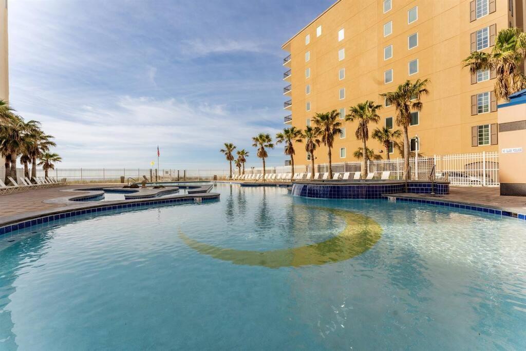 10th Floor Crystal Tower 2 Bedroom With 2 Outdoor Pools, Lazy River, Heated Indoor Pool, And Direct Access * Gulf Shores