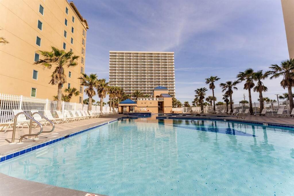 Apartment 10th Floor Crystal Tower 2 Bedroom With 2 Outdoor Pools, Lazy River, Heated Indoor Pool, And Direct Access *