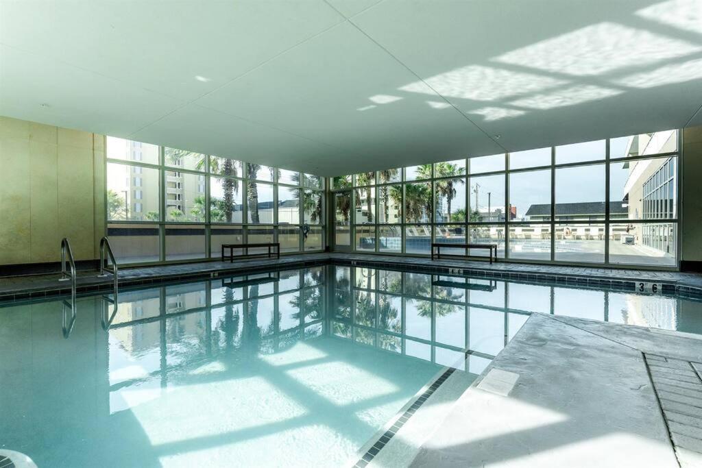 Apartment 10th Floor Crystal Tower 2 Bedroom With 2 Outdoor Pools, Lazy River, Heated Indoor Pool, And Direct Access Gulf Shores