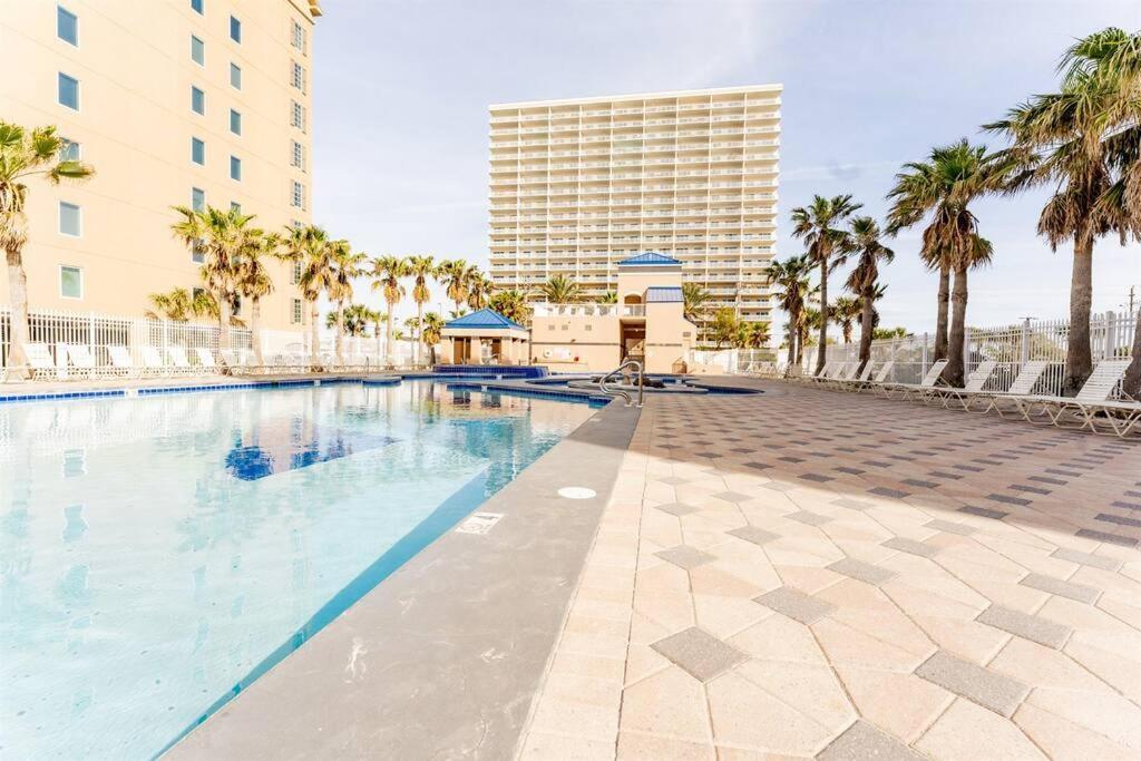 Apartment 10th Floor Crystal Tower 2 Bedroom With 2 Outdoor Pools, Lazy River, Heated Indoor Pool, And Direct Access *