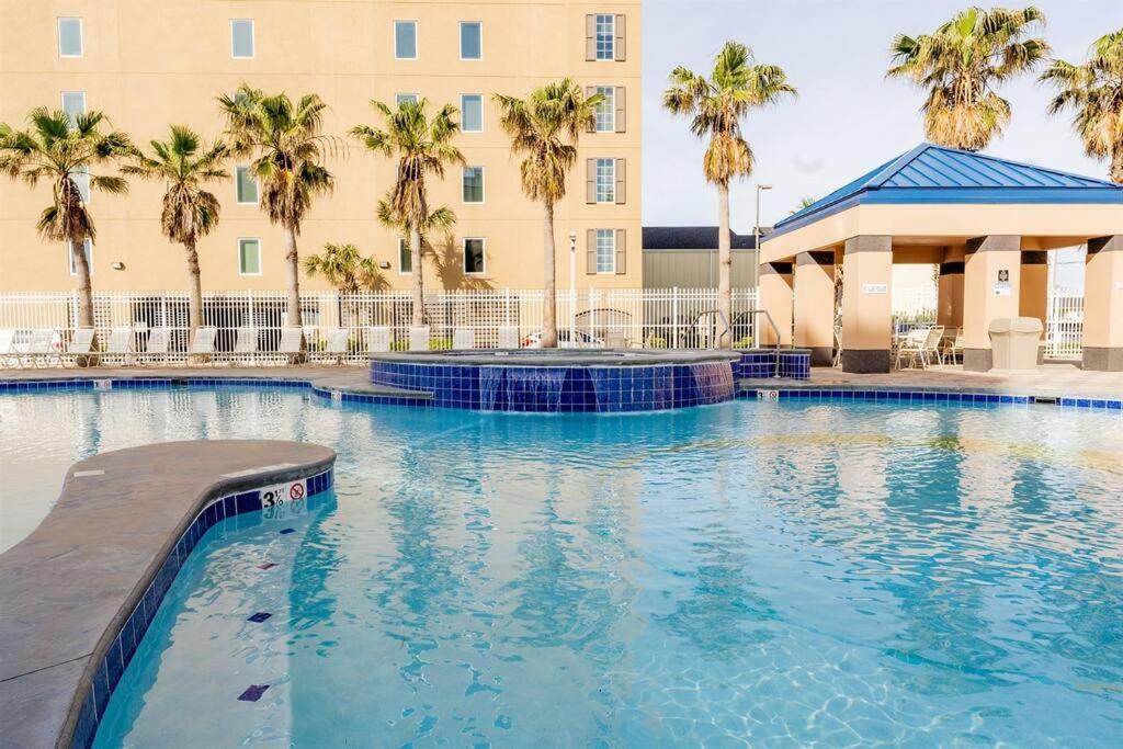 10th Floor Crystal Tower 2 Bedroom With 2 Outdoor Pools, Lazy River, Heated Indoor Pool, And Direct Access Apartment