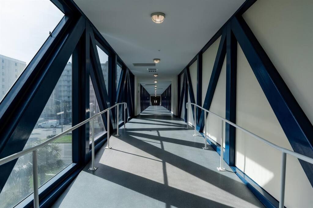 Apartment 10th Floor Crystal Tower 2 Bedroom With 2 Outdoor Pools, Lazy River, Heated Indoor Pool, And Direct Access