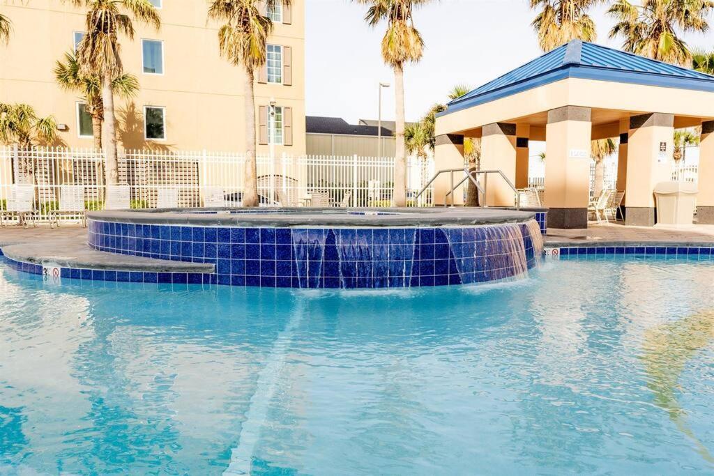 10th Floor Crystal Tower 2 Bedroom With 2 Outdoor Pools, Lazy River, Heated Indoor Pool, And Direct Access