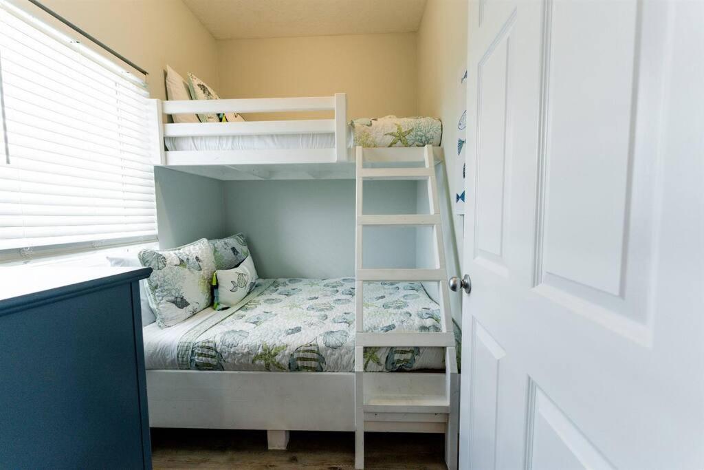 2 Bedroom Lighthouse On The With 2 Outdoor Pools And Heated Indoor Pool *