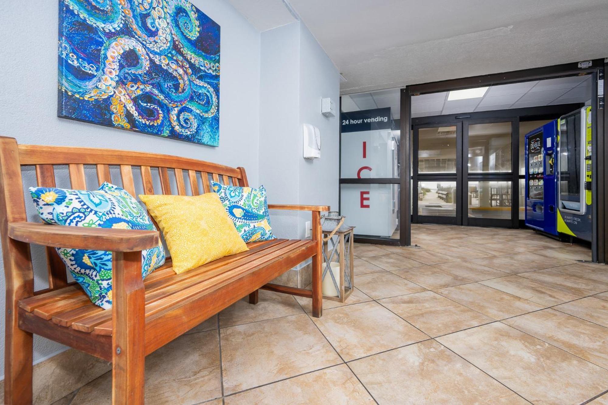 Apartment Island Winds East 806 *