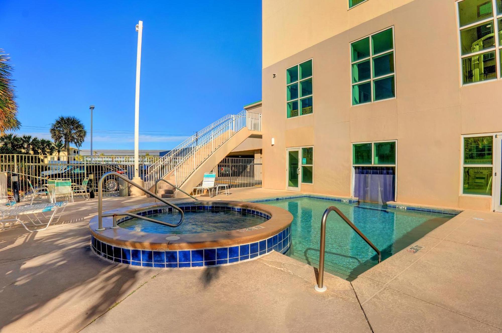 Holiday home Crystal Shores 604