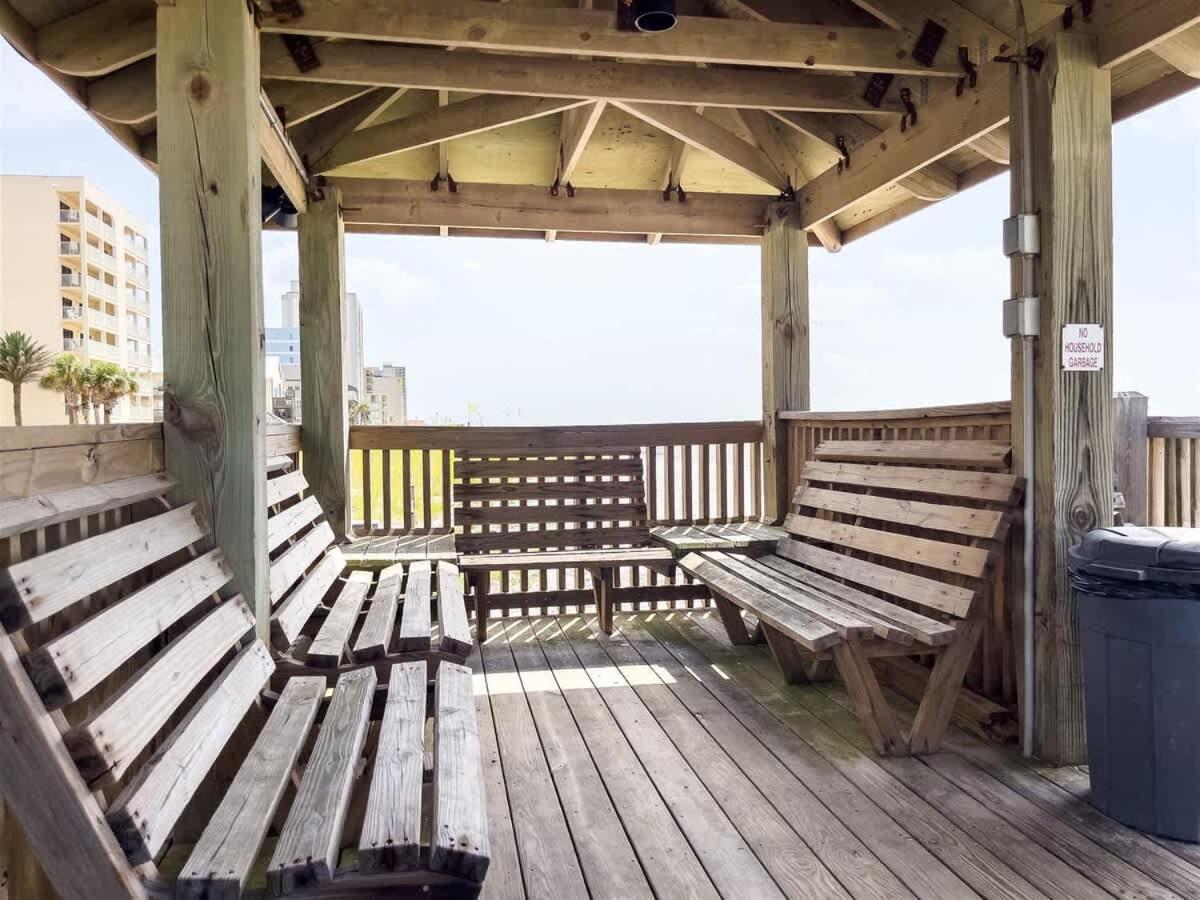 Front 101 Your Spacious Beachside Retreat *