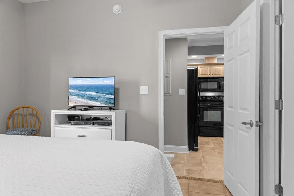 Apartment Crystal Shores 1104