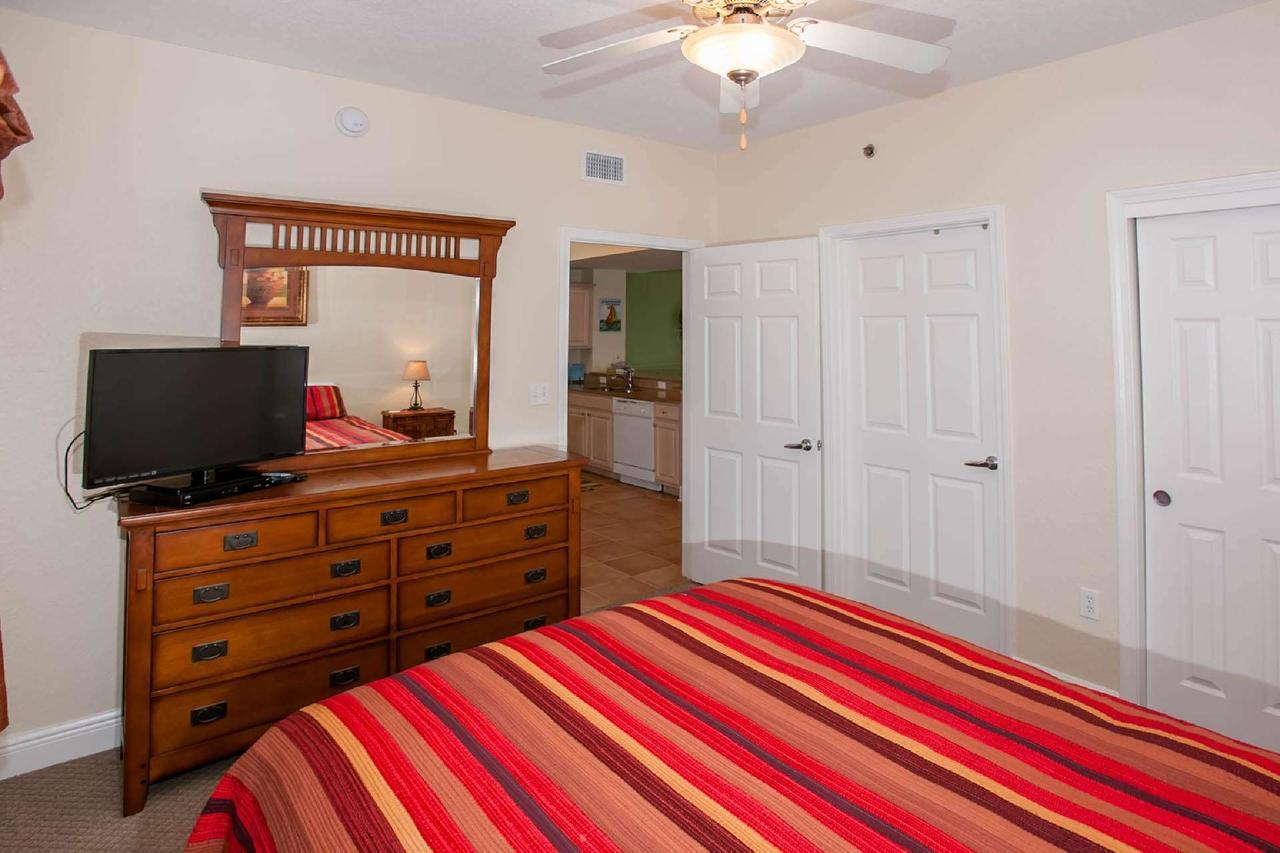 Holiday home Crystal Shores West 1004